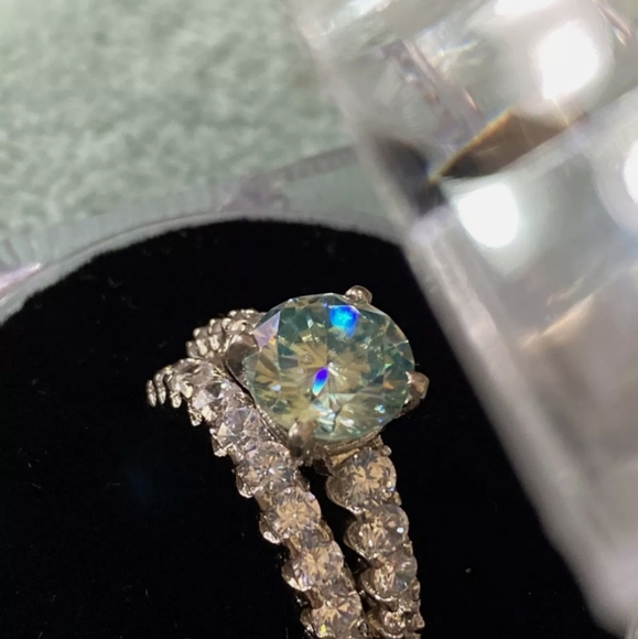 ONE DAY SALE ONLY!! Gorgeous Moissanite Diamond Engagement Set!! WOW!! 💍🤍💍🤍 - Picture 5 of 8